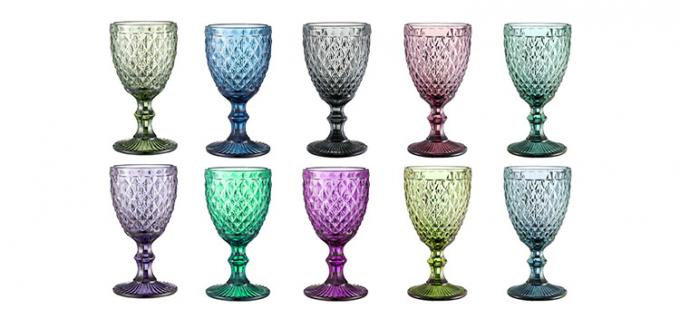 Copas de vidrio de vino rojo en relieve 2