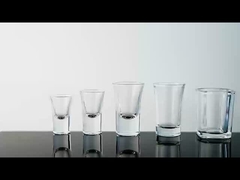 Vaso de licor pequeño con forma redonda y construcción para sorbos satisfactorios