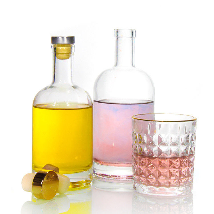 Precio barato Material blanco alto botella de licor de vidrio de 750 ml para whisky de ron