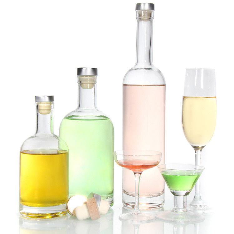 Precio barato Material blanco alto botella de licor de vidrio de 750 ml para whisky de ron