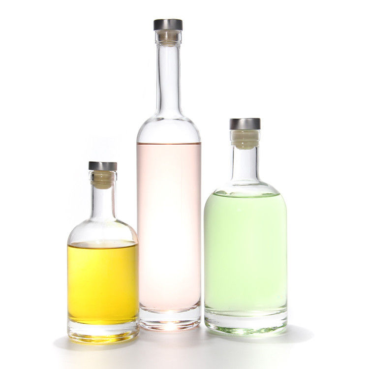 En stock 750 ml de whisky transparente de vidrio con licor con corcho